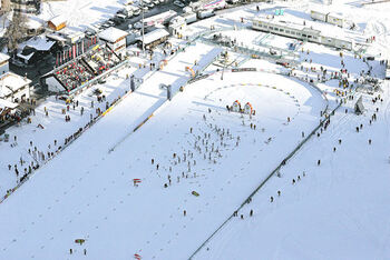 SÅ SÅG det ut i vintras när Tour de Ski arrangerades från stadion i Lago di Tesero i Val di Fiemme. Marcialonga passerar också stadion.