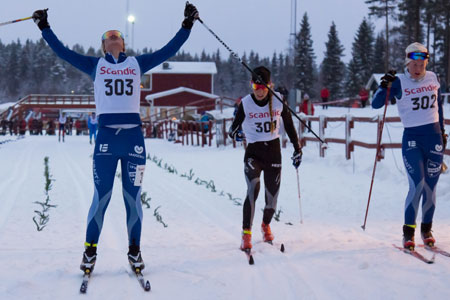 Sprintfinish mellan Mimmi Björn, Elina Rönnlund och Hedda Bångman. FOTO: Andreas Almkvist.