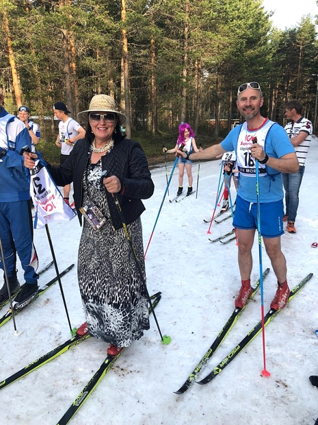 Annlouise Almqvist, till vardags tränare på skidgymnasiet i Mora, och vallaesset Reine Karlsson redo för start. Annlouise vann utklädningstävlingen. FOTO: Tomas Bredberg.