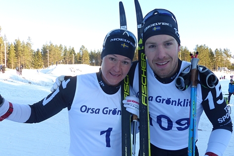 Anton Karlsson och Britta Johansson Norgren trivs i Grönklitt. Bilden är från när duon vann Grönklittspremiären i november. I söndags tog de en ny dubbel i Grönklitt vid Axa Ski Marathon. FOTO: Johan Trygg/Längd.se