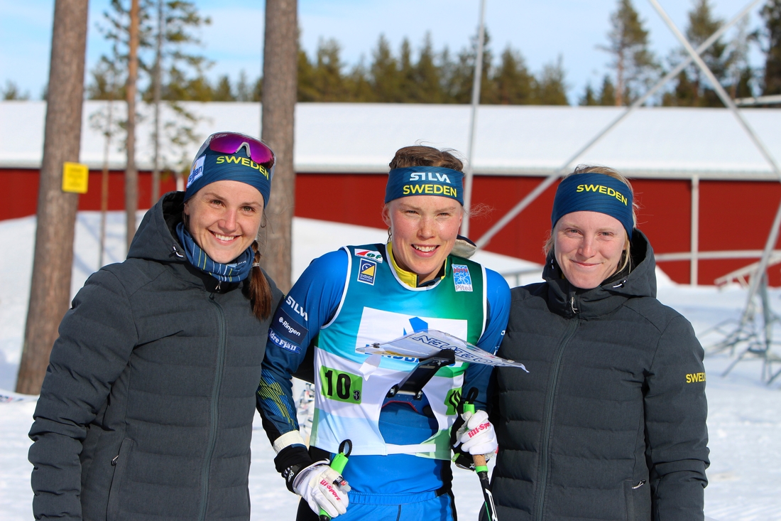 Magdalena Olsson, Tove Alexandersson och Linda Lindkvist tog silver i damernas VM-stafett. FOTO: Mårten Lång/Svenska Orienteringsförbundet.