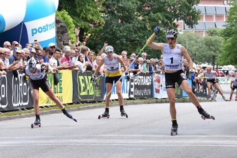Linn Sömskar jublar på mållinjen när hon tar guldet före Maja Dahlqvist och Maria Nordström. FOTO: Rolf Zetterberg.