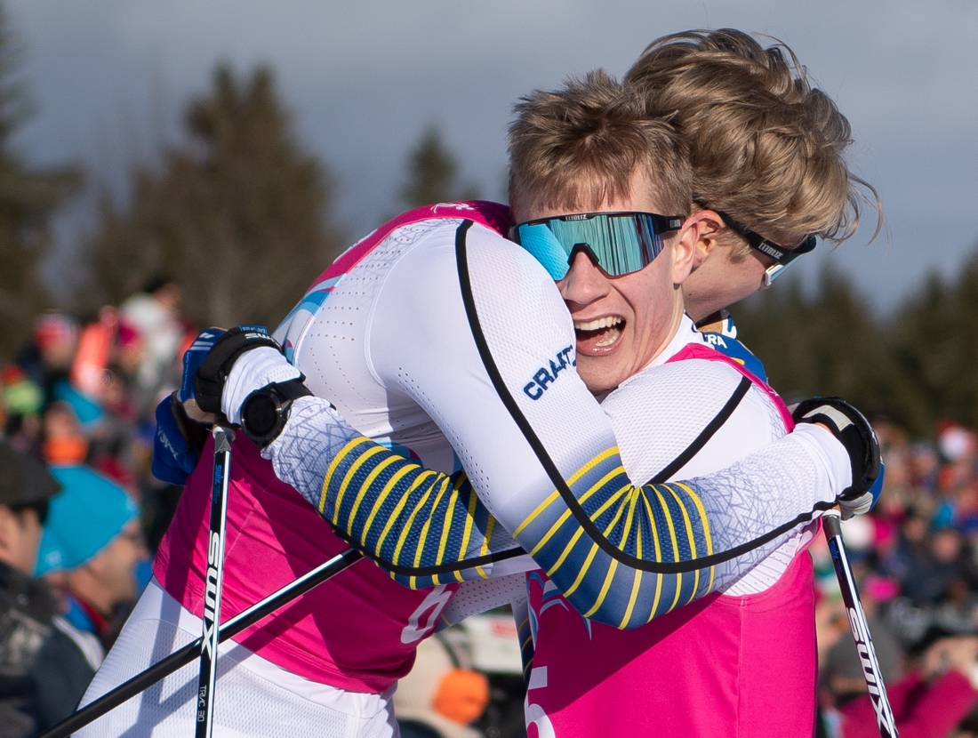 Edvin Anger och Albin Åström kramar om varandra efter guld och brons. FOTO: Bildbyrån - OIS/Joel Marklund. 