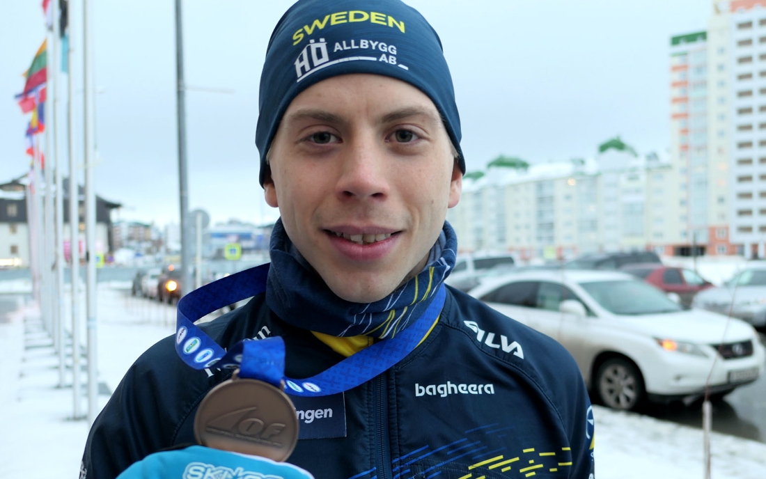 Markus Lundholm med bronsmedaljen. FOTO: Svenska orienteringsförbundet.