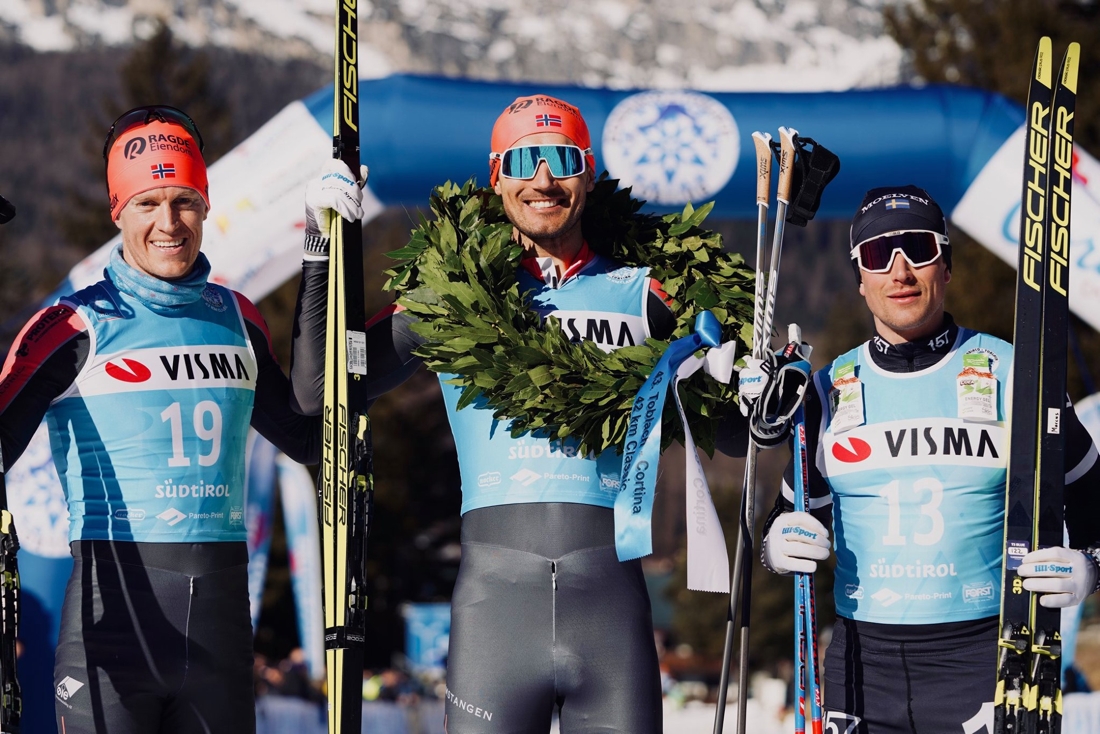 Andreas Nygaard omgiven av Petter Eliassen och Marcus Johansson. FOTO: Visma Ski Classics/Magnus Östh.