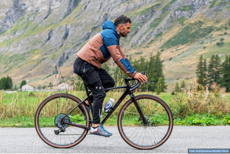 Simon Fourcade med brott i ryggen efter cykelolycka