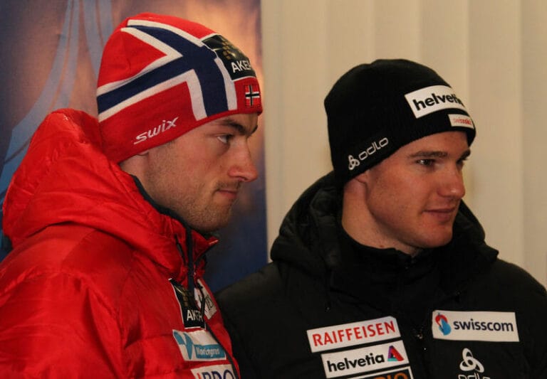 Northug och Cologna i tät duell från början. Hellner på stark fjärdeplats från start.
