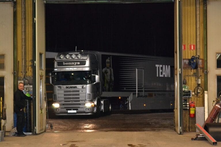 Team Tynell skaffar unik lyxtrailer. Nio sovplatser, vallautrymme och bilgarage
