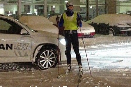 Nu vilar Adam ut i Sala – efter 12 timmar på skidor