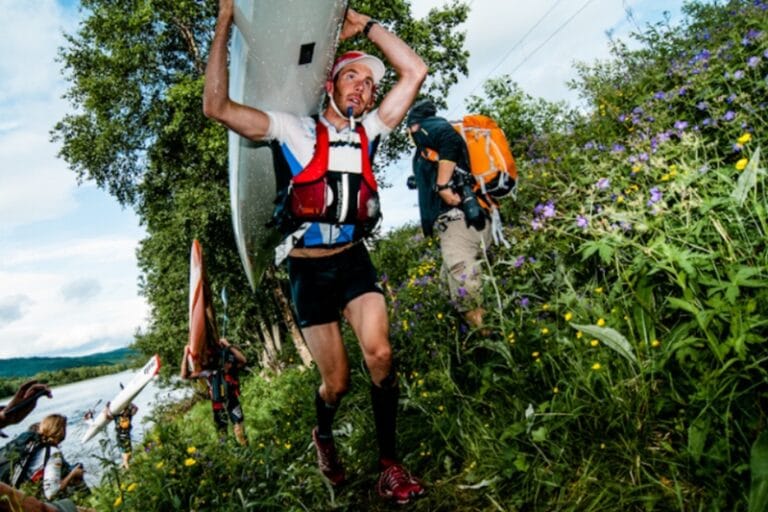 Skidåkare i toppen av Åre Extreme Challenge