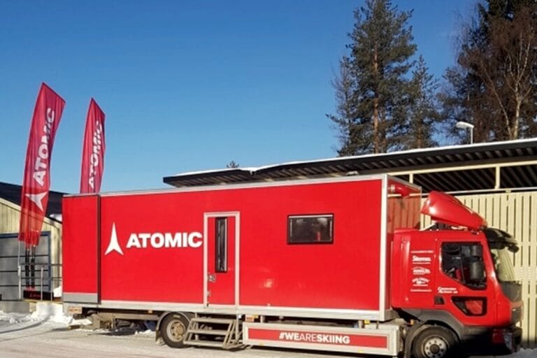 Atomic satsar offensivt i Sverige