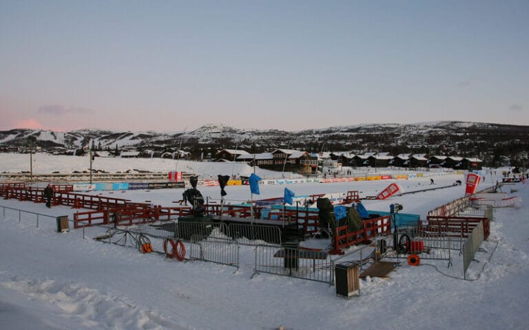 Kritiskt snöläge i Beitostölen, lugnare i Bruksvallarna inför premiären