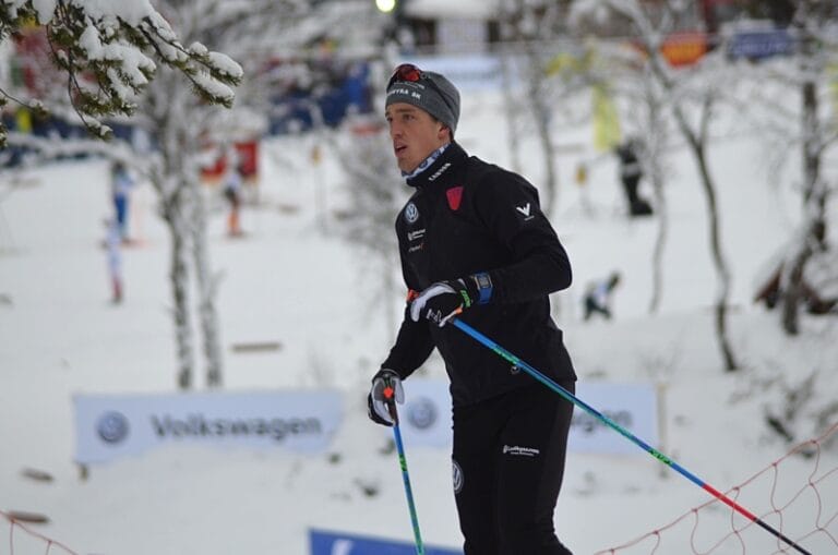 Calle Halfvarsson hoppar av dagens SM-lopp