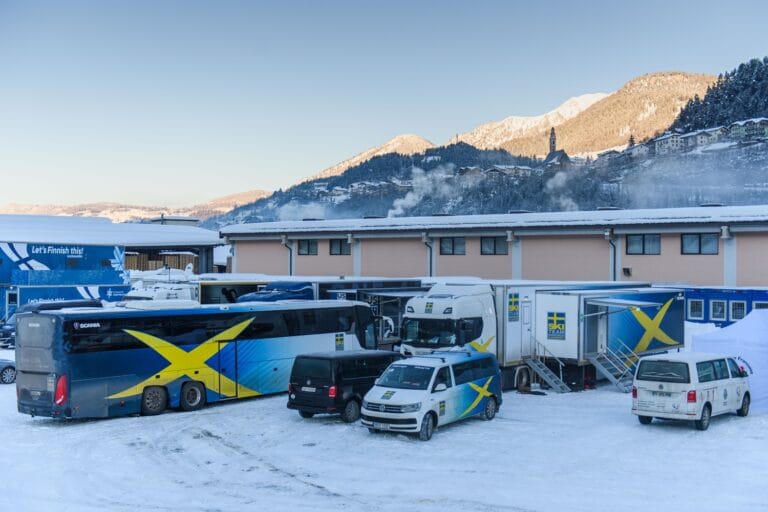 En person i Sveriges Tour de Ski-trupp har testat positivt för Covid-19
