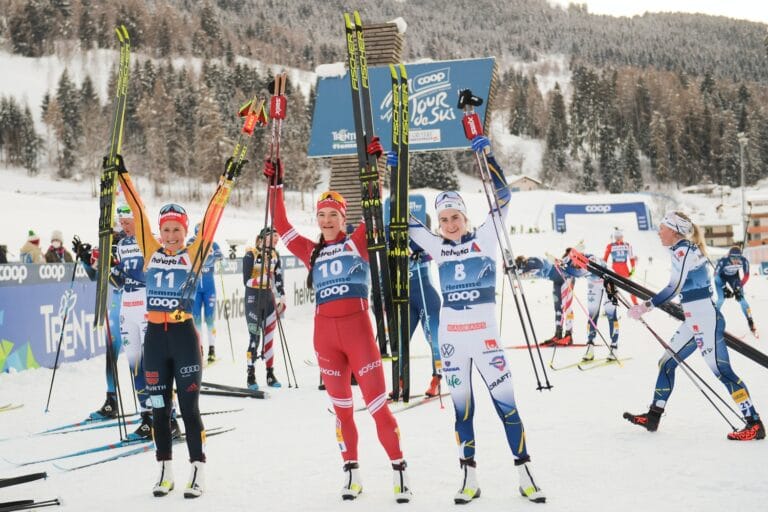 Ebba Andersson trea på masstarten i Val di Fiemme