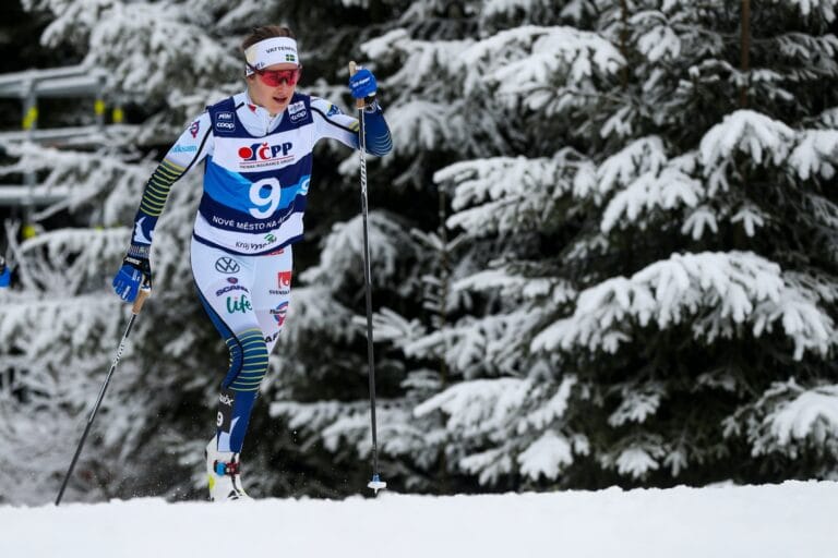 Ebba Andersson snubblande nära pallen i Oberstdorf