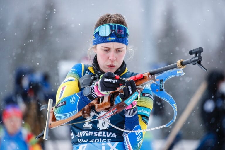 Elvira Öberg sköt bort Sverige på stafetten i Antholz