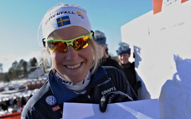 Ungdomar får hjälp av  Hanna Falk och Daniel Rickardsson att själva bli stjärnor