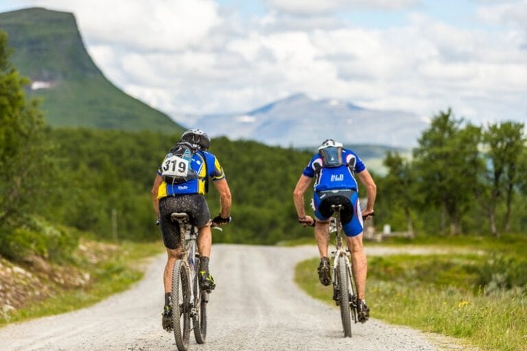 Skidåkare utmanar cyklister i Fjällturen