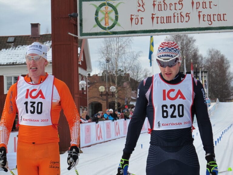 Teodor Peterson  och Kalle Gräfnings först i mål i Vasaloppsveckan