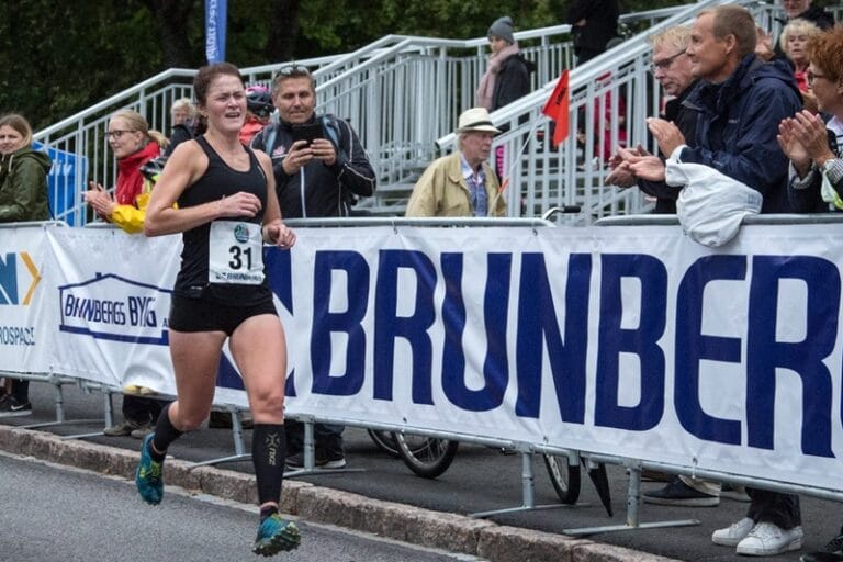 Skidåkare högt upp på Trollhättan City Trail