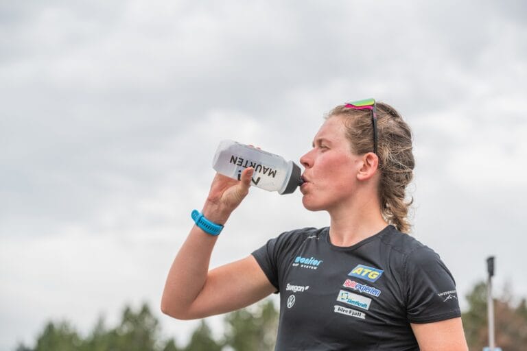 Seger till Öberg i sprinten – trots fyra bom i liggande