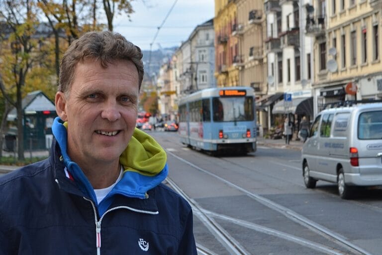 Svenska presschefen har basen i Norge