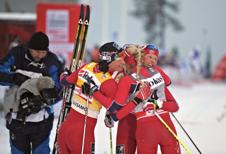 Trippelt norskt på dampallen. Northug och Cologna i tuff duell i jaktstarten.