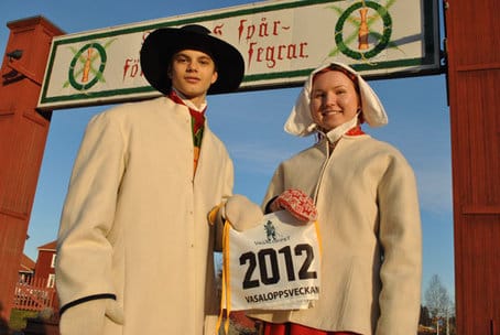 Erik och Johanna ger krans till segraren