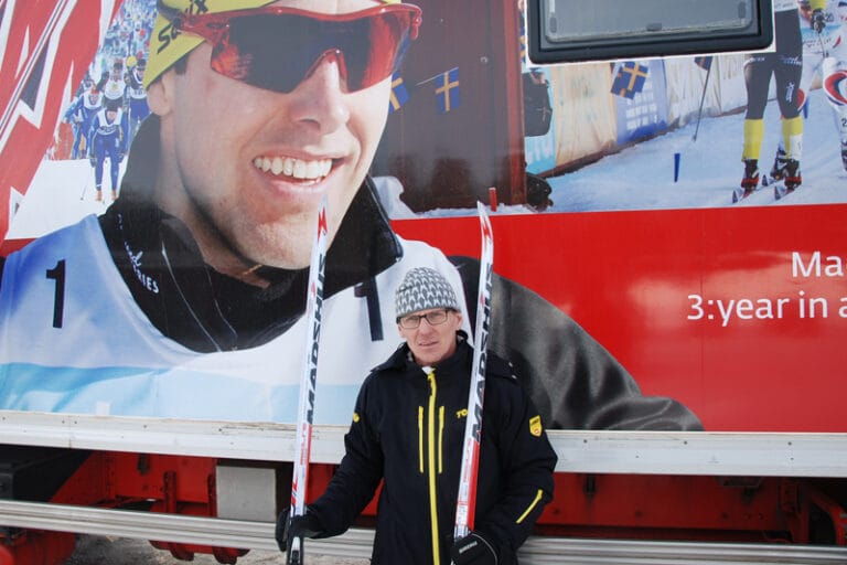 ”Oljan” trivs i bussen och med nya skidan