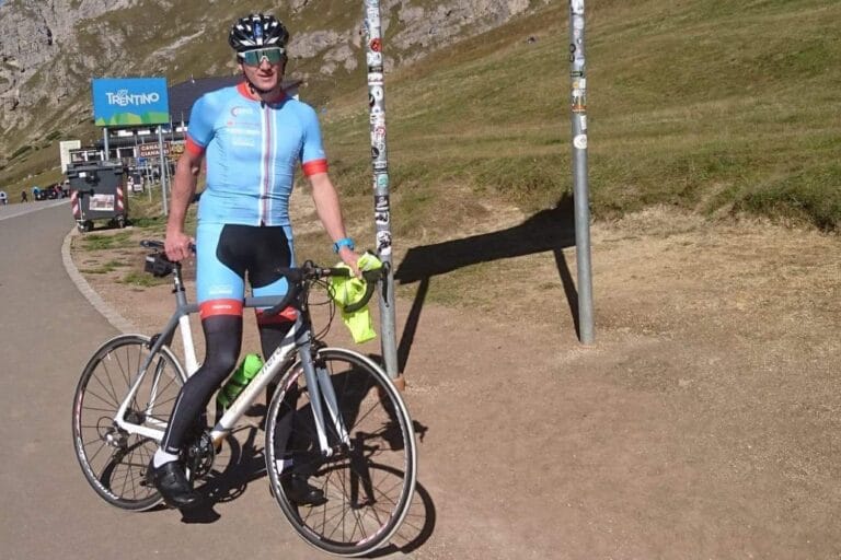 Oskar Svärd cyklar för sin pappa