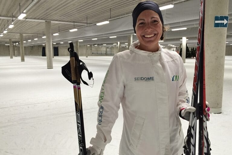 Ulrika står på skidor varje dag – året runt