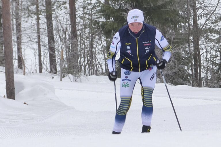 William Poromaa nia på tät JVM-masstart