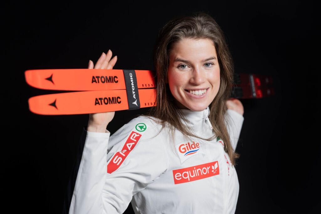 Kristin Austgulen Fosnæs kör på Atomicskidor som alltså ägs av Amer