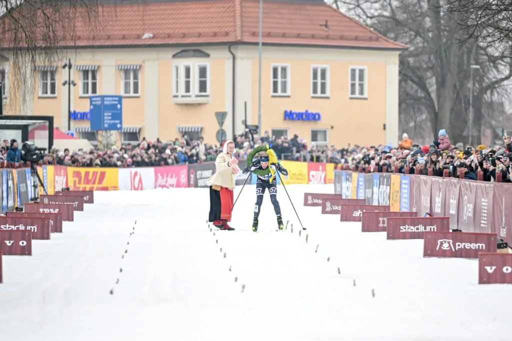 Thorleif Syrstad på väg mot seger i det hundrade vasaloppet efter att ha undkommit två aktivister.
