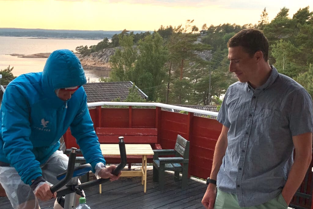 Thomas Gifstad under ett värmeträningspass ihop med sin rådgivare, 32-åring Tyler Kornfield från USA. Amerikanen är en viktig resurs i värmeträningsprojektet. Förutom amerikanen tar Gifstad hjälp av proffscyklisten, Carl Fredrik Hagen. Därtill kommer även en hel del googling. 