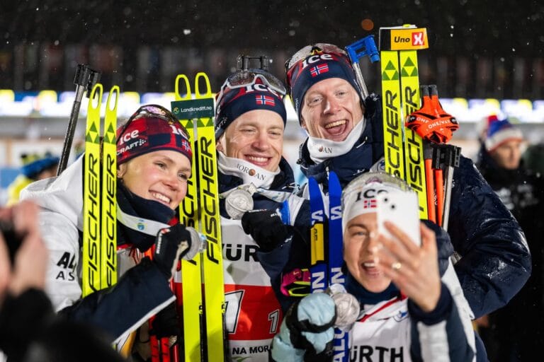 Karoline Knotten om att gå på fälgen under föregående säsong. Här med laget efter mixed stafetten under fjolårets världsmästerskap