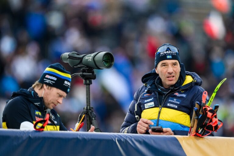 Skyttetränarna Johan Hagström och Jean-Marc Chabloz under VM i Nove Mesto Na Morave 2024.