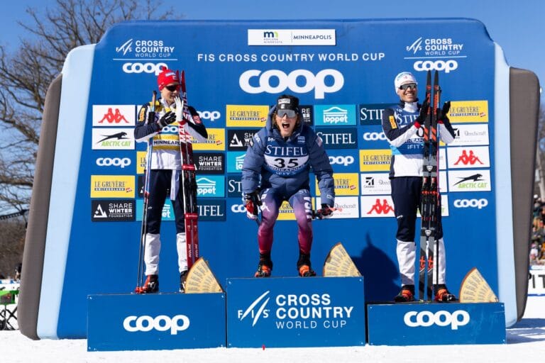 Gus Schumacher, flankerad av Harald Østberg Amundsen och Pål Golberg.