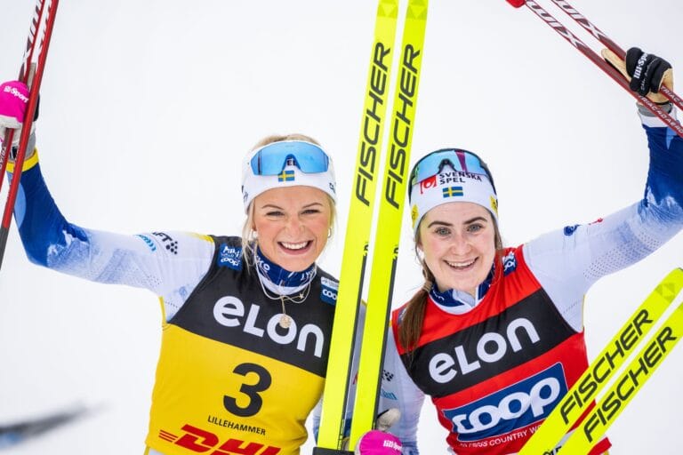 Frida Karlsson och Ebba Andersson under världscuptävlingarna i Lillehammer 2022
