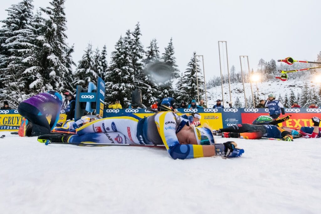 Linn Svahn och Victoria Carl pustar ut efter den avslutande klättringen under förra säsongens Tour de Ski.