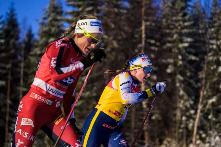 Therese Johaug och Ebba Andersson uder damernas skiathlon i Lillehammer