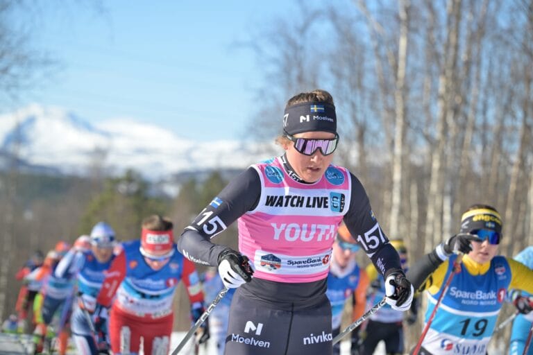Karolina Hedenström i den rosa ungdomströjan