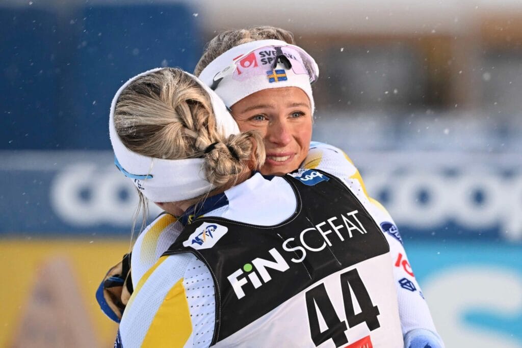 Frida Karlsson och Linn Svahn kramar om varandra efter målgången på damernas 10 km i Ruka.