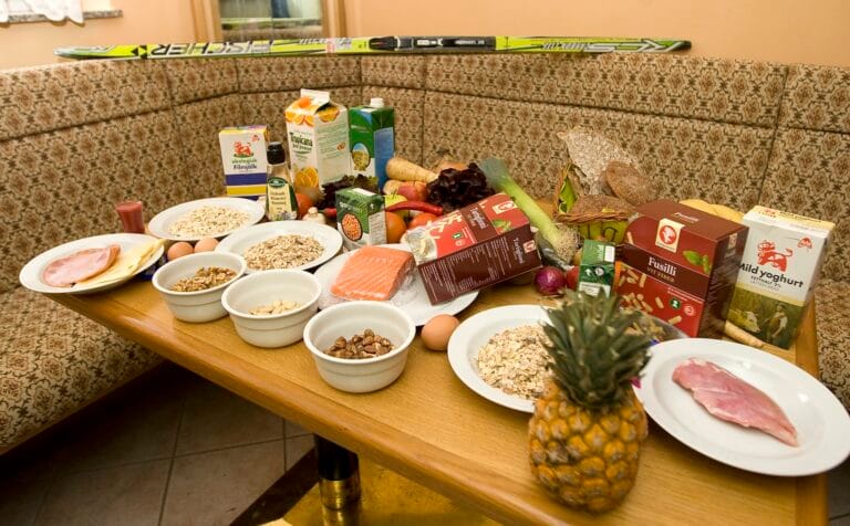 Längdskidlandslagets frukost under skid-VM i Liberec 2009. Kan du hitta någon superfoods på bordet?