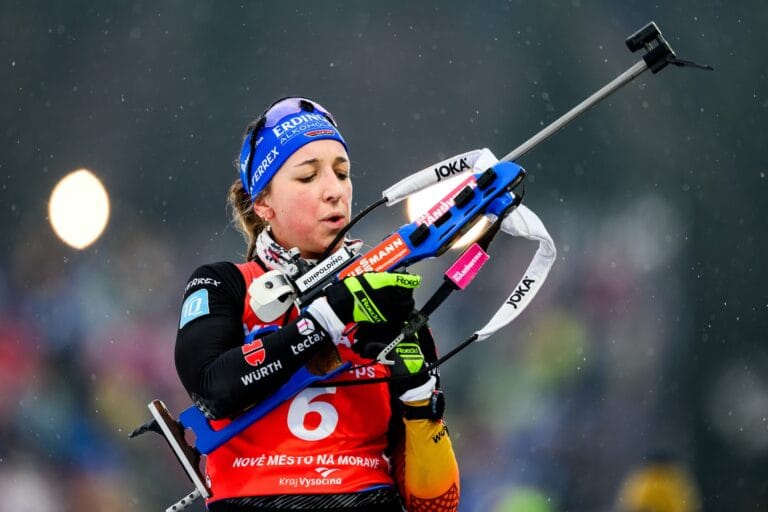 Franziska Preuss är totalledare i världscupen i skidskytte på damsidan.