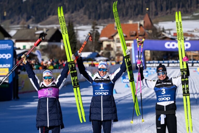 Tre damer född 1988 firar efter Tour de Ski etapp 4 i Toblach.