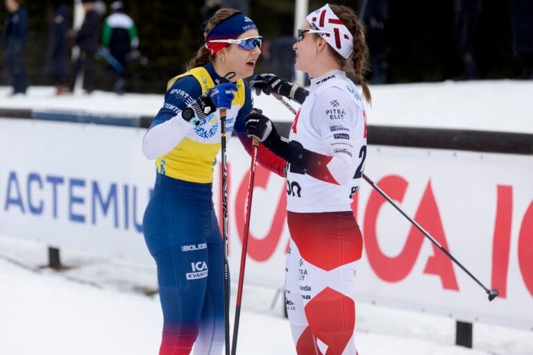 Elin och Sofia Henriksson kramar om varandra efter damernas 20 kilometers lopp.