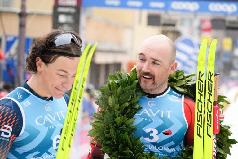 Max Novak och Andreas Nygaard efter kampen om innerkurvan i Marcialonga 2025