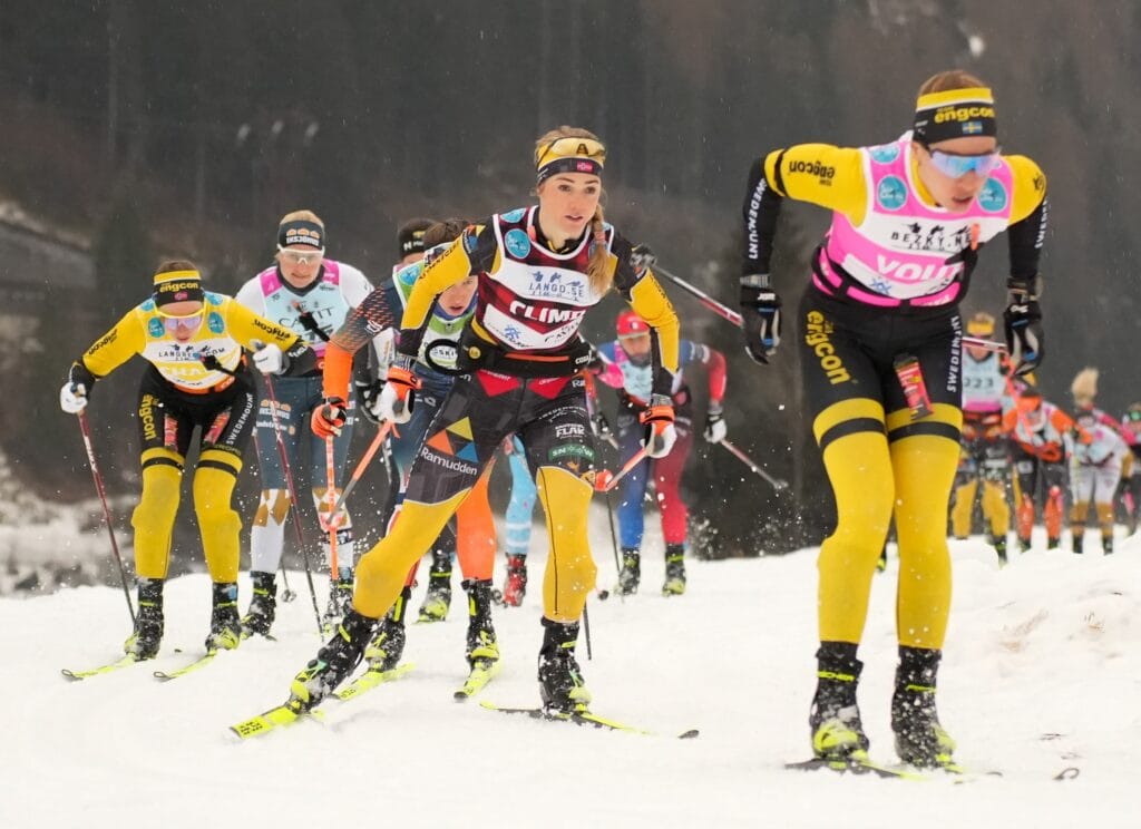 Hanna Lodin i front under Marcialonga 2025. Tre positioner ned kämpar Anikken Gjerde Alnæs, som nu pekas ut som en frontfigur och kapten av den förstnämnda. Foto: Vanzetta/NordicFocus